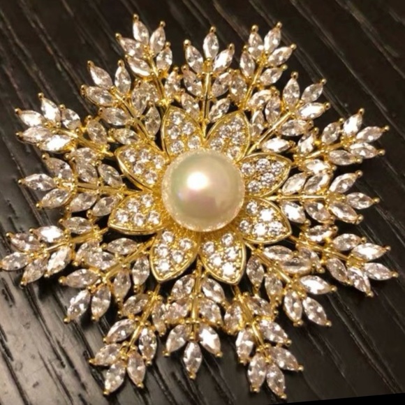 Snowflake Gold Plated Copper Brooch Snowflake Zircon Stone Brooch Pin - Picture 2 of 9